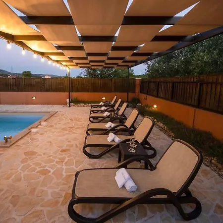 Bruna Mit Privatem Pool By Interhome * Szybenik