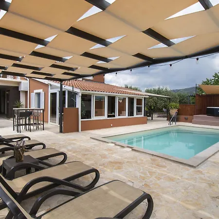 Bruna Mit Privatem Pool By Interhome *