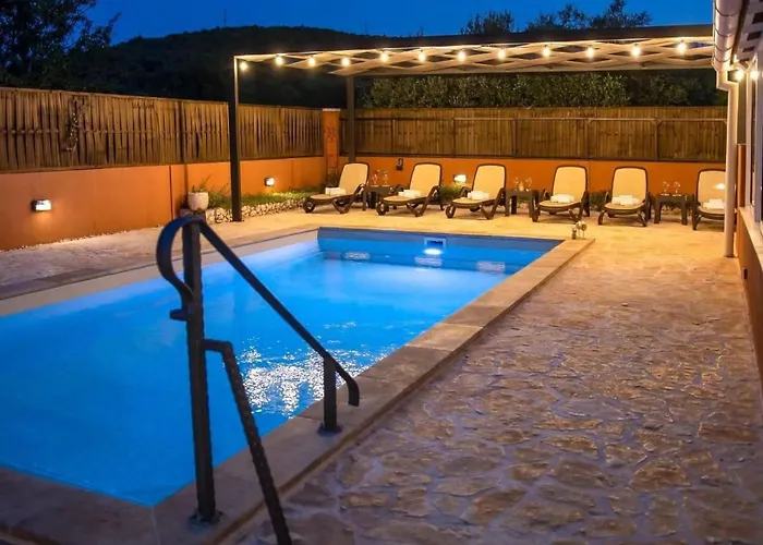 Bruna Mit Privatem Pool By Interhome Szybenik