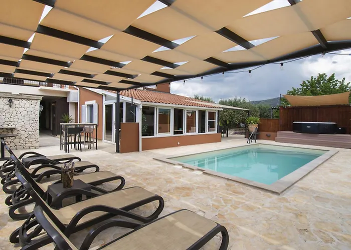 Bruna Mit Privatem Pool By Interhome *